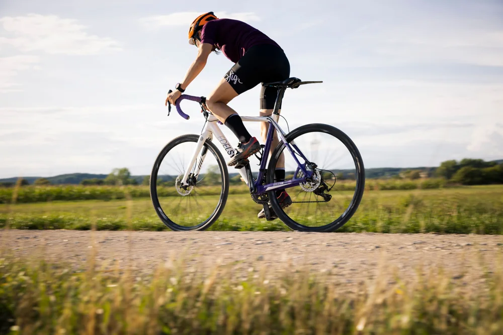 Sportliches Rennrad auf einer Landstraße